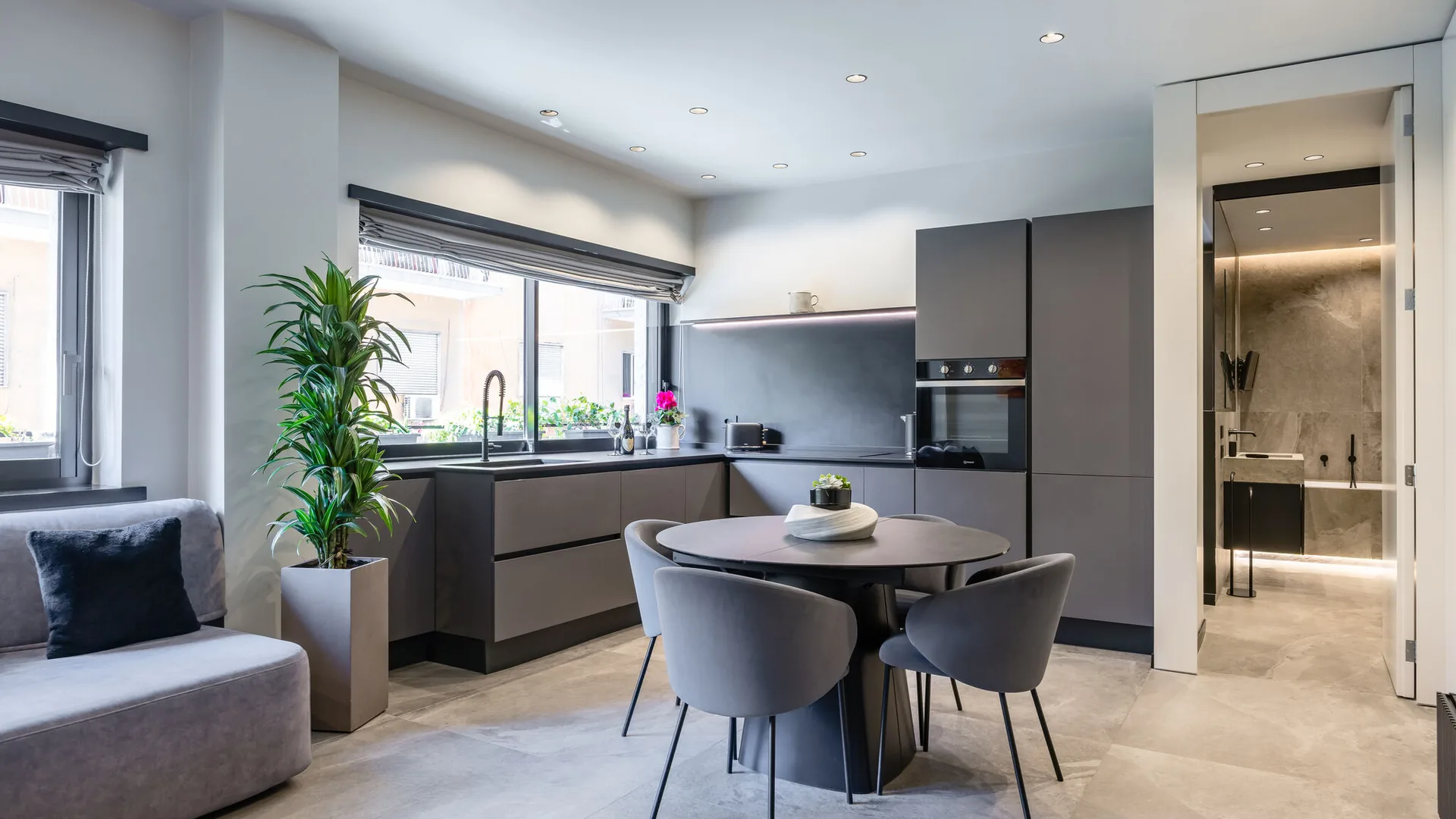 Open space Santopaolo 2 con cucina attrezzata, tavolo da pranzo e accesso al bagno, appartamento 60 mq a Chiaia