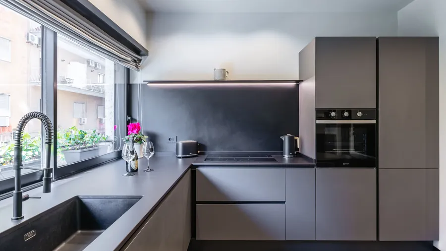 Cucina Santopaolo 2 con piano in pietra, piano a induzione, forno e colonne a tutta altezza