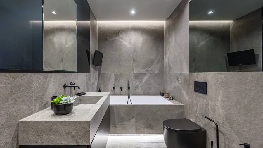 Bagno Santopaolo 2 con vasca incassata, lavabo in pietra e rivestimento in gres effetto marmo grigio