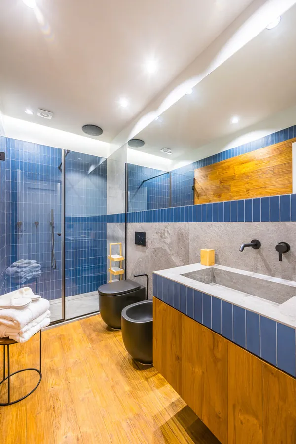 Bagno Santopaolo 3, seconda angolazione con doccia in vetro e pavimento in legno