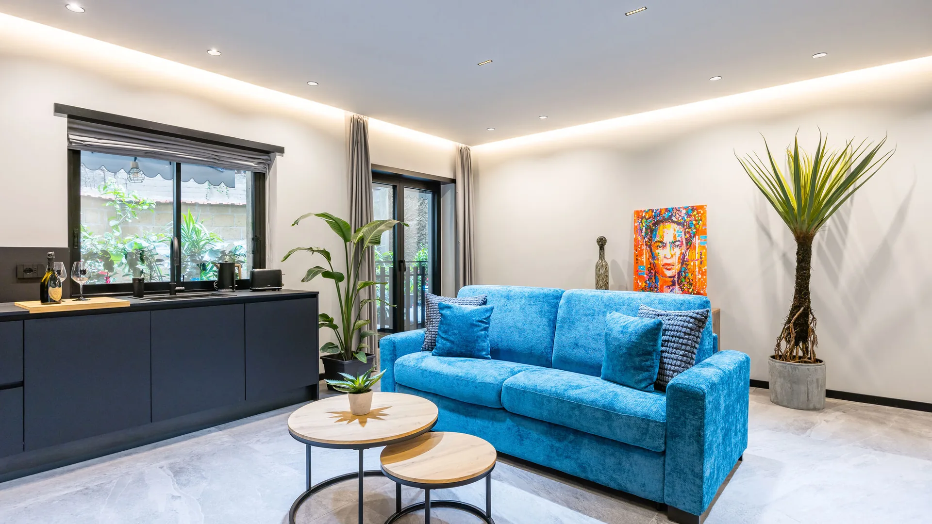 Soggiorno Santopaolo 4 con divano letto, cucina a vista e accesso al patio privato, appartamento 60 mq a Chiaia