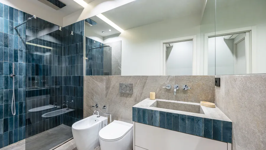 Bagno Santopaolo 4 con doccia walk-in, ceramica blu e lavabo in pietra