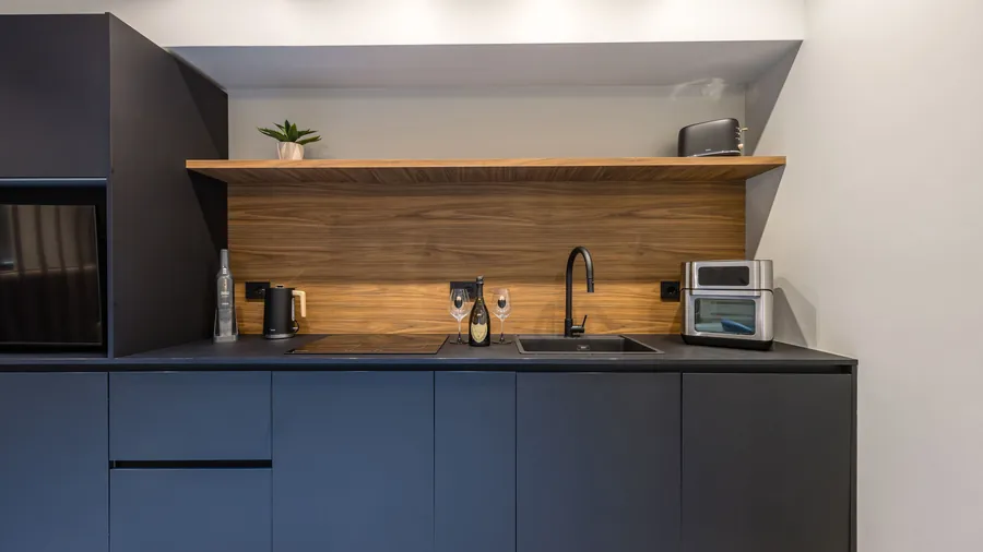 Cucina Santopaolo 5, dettaglio frontale con lavabo, piano cottura e mensola in legno
