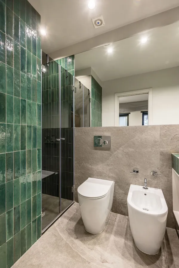 Doccia Santopaolo 5 con ceramica verde, porta in vetro e sanitari sospesi