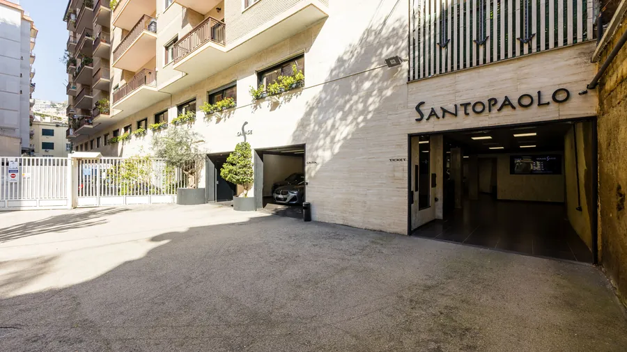 Ingresso del garage coperto Santopaolo in Vico Santa Maria a Cappella Vecchia, Chiaia Napoli