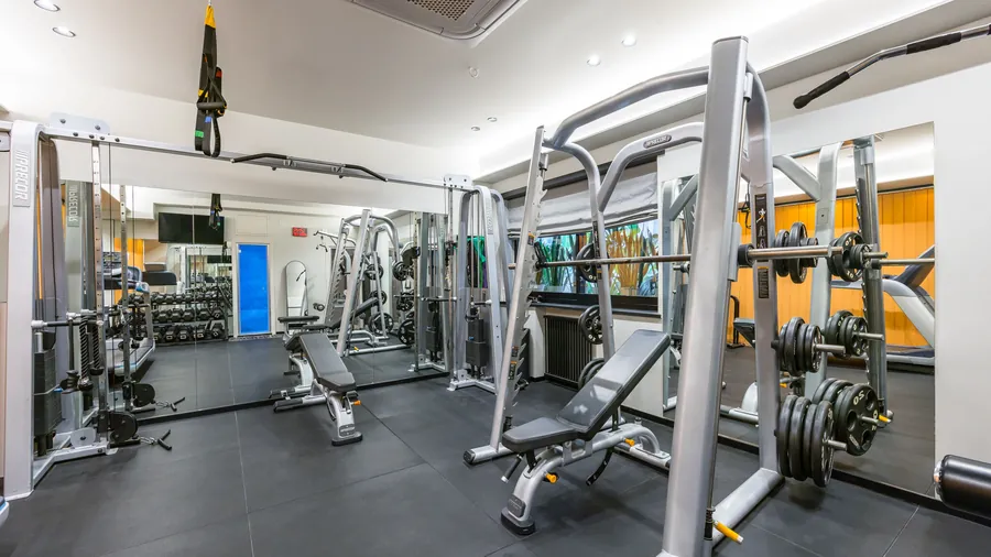 Palestra Santopaolo con macchinari Precor, rack bilancieri e pareti a specchio