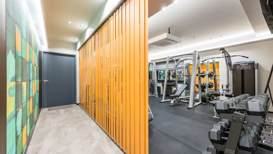 Ingresso della palestra Santopaolo al piano wellness, con zona pesi sullo sfondo