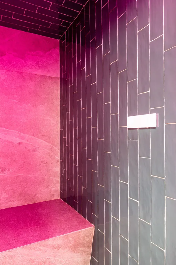 Bagno turco Santopaolo con seduta in muratura e illuminazione cromoterapica